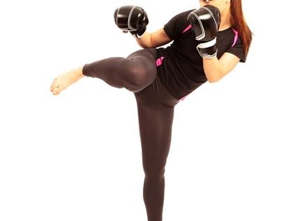 mujer practicando boxeo